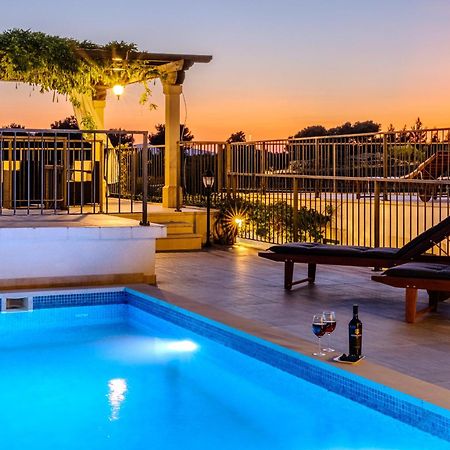 Villa Julia With Heated Pool, Ideal For Large Groups Milna  Εξωτερικό φωτογραφία