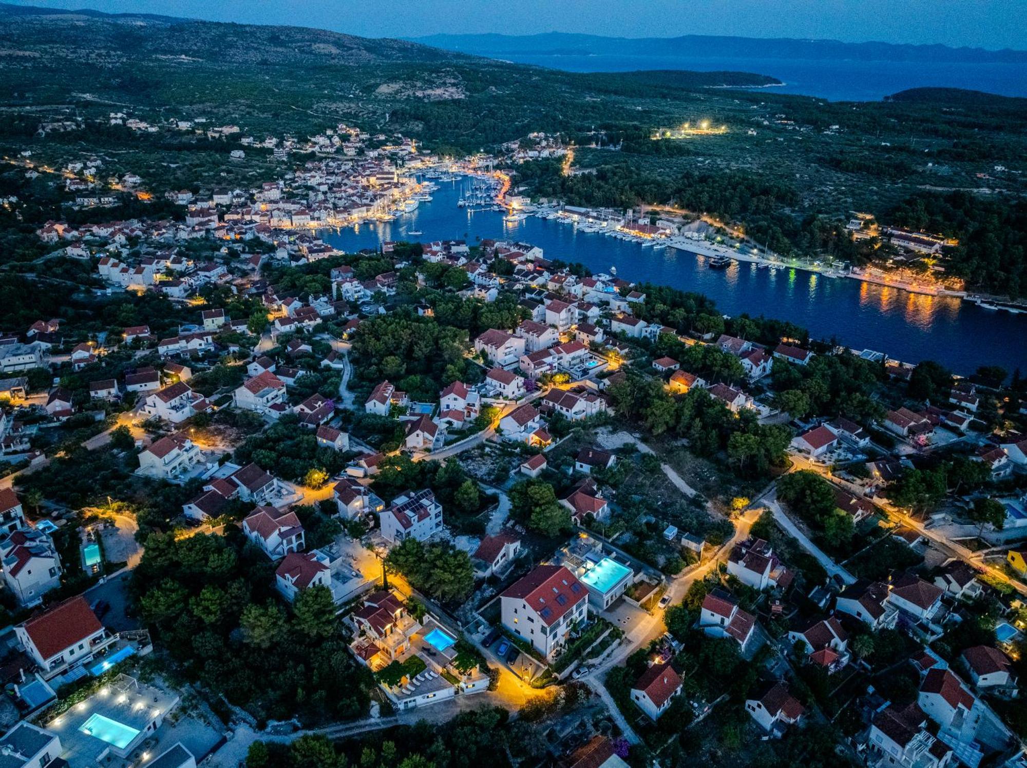 Villa Julia With Heated Pool, Ideal For Large Groups Milna  Εξωτερικό φωτογραφία