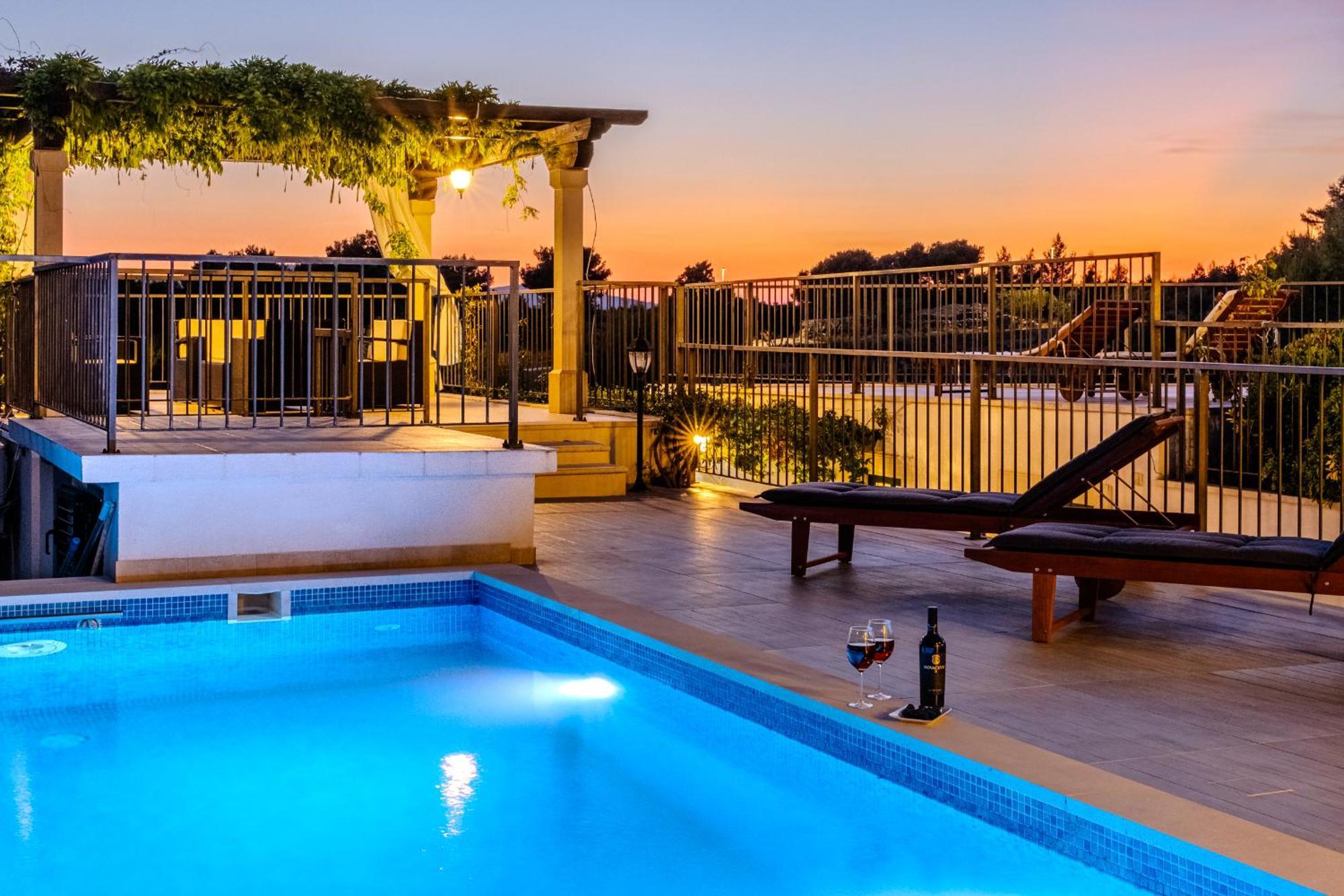 Villa Julia With Heated Pool, Ideal For Large Groups Milna  Εξωτερικό φωτογραφία