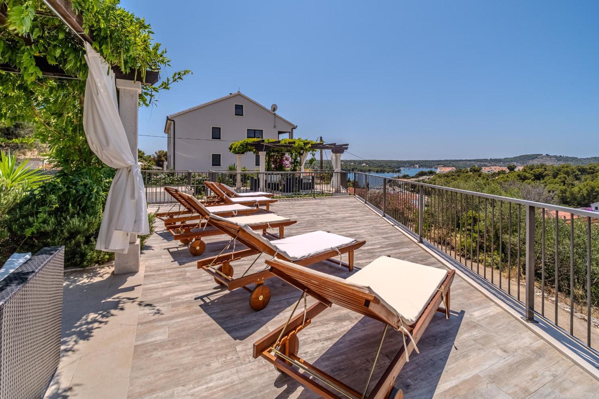 Villa Julia With Heated Pool, Ideal For Large Groups Milna  Εξωτερικό φωτογραφία