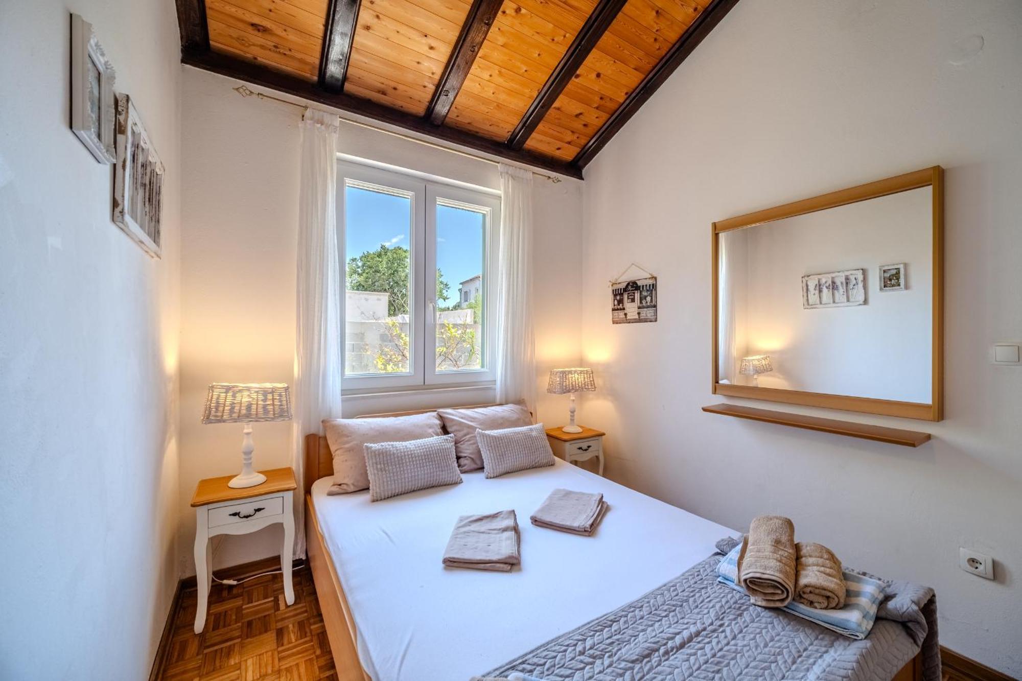 Villa Julia With Heated Pool, Ideal For Large Groups Milna  Εξωτερικό φωτογραφία